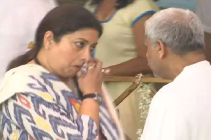 Smriti Irani gets emotional on Manohar Parrikar... Smriti Irani gets emotional on Manohar Parrikar...- India TV
