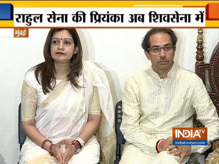 Priyanka Chaturvedi Joins Shiv Sena in presence of Uddhav Thakre in Mumbai Priyanka Chaturvedi Joins Shiv Sena in presence of Uddhav Thakre in Mumbai- India TV