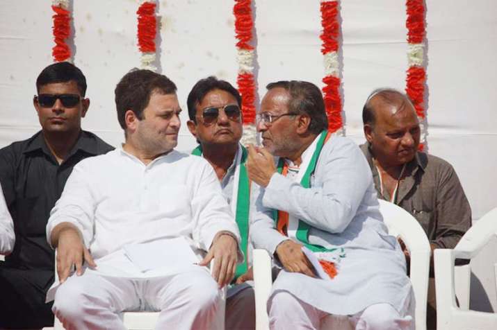 Gujarat Congress leader Arjun Modhwadia with party president Rahul Gandhi| Facebook Gujarat Congress leader Arjun Modhwadia with party president Rahul Gandhi| Facebook- India TV