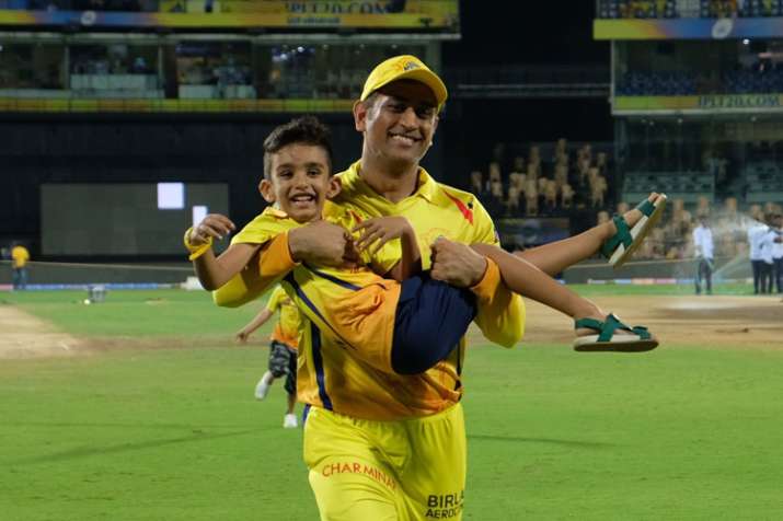 Watch: 'Lightning' MS Dhoni joins Shane Watson and Imran Tahir's sons in playful run sending Twitter Watch: 'Lightning' MS Dhoni joins Shane Watson and Imran Tahir's sons in playful run sending Twitter- India TV