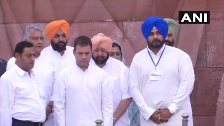 Rahul gandhi and Amarinder Singh lays wreath at... Rahul gandhi and Amarinder Singh lays wreath at...- India TV