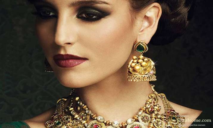 Gold gains Rs 305 on jewellers' buying Gold gains Rs 305 on jewellers' buying- India TV Paisa