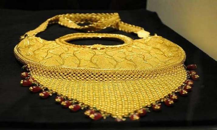 Gold falls Rs 100 on muted demand, weak global trend Gold falls Rs 100 on muted demand, weak global trend- India TV Paisa