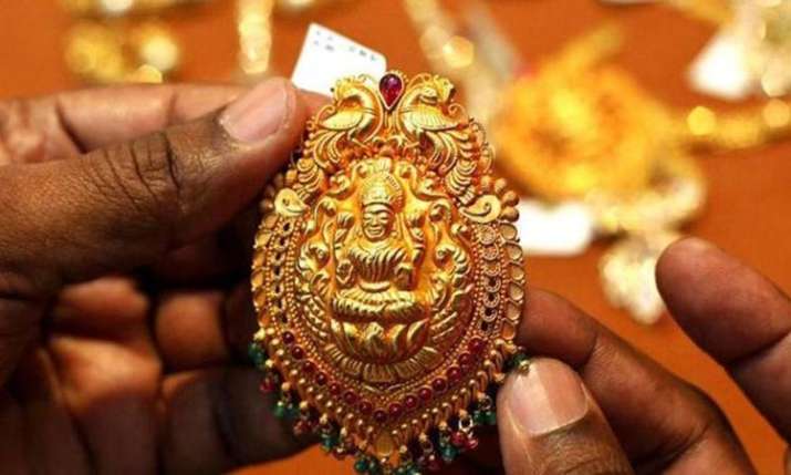 Gold rises Rs 150 on jewellers' buying, weak rupee Gold rises Rs 150 on jewellers' buying, weak rupee- India TV Paisa