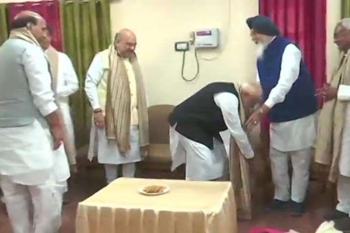 PM Narendra Modi touches feet of Parkash Singh Badal to seek his blessings before nominations| ANI PM Narendra Modi touches feet of Parkash Singh Badal to seek his blessings before nominations| ANI- India TV