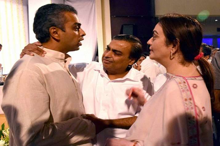 Mukesh Ambani supports Milind Deora from South Mumbai Lok Sabha seat Mukesh Ambani supports Milind Deora from South Mumbai Lok Sabha seat- India TV