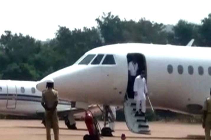 पटना जा रहे राहुल गांधी के विमान में अचानक आई खराबी, आधे रास्ते से लौटे दिल्ली पटना जा रहे राहुल गांधी के विमान में अचानक आई खराबी, आधे रास्ते से लौटे दिल्ली- India TV