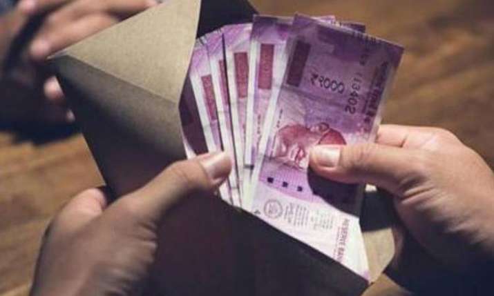 Rupee rises 23 paise to 70.02 vs USD as crude oil recedes from 6-month high Rupee rises 23 paise to 70.02 vs USD as crude oil recedes from 6-month high- India TV Paisa