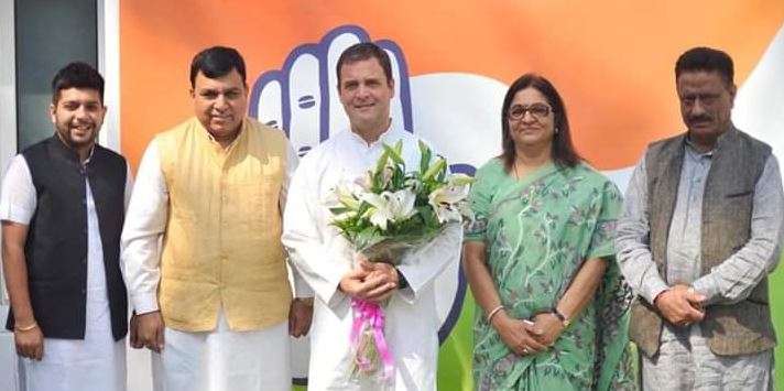 Accused in Cash for Question scam, Suresh Chandel Joins Congress in presence of Rahul Gandhi Accused in Cash for Question scam, Suresh Chandel Joins Congress in presence of Rahul Gandhi- India TV