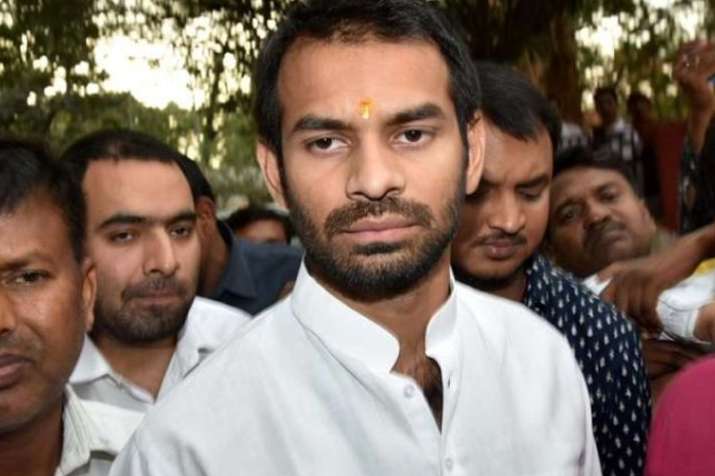 बगावत के बाद निशाने पर आए तेज प्रताप, मिली गोली मारने की धमकी बगावत के बाद निशाने पर आए तेज प्रताप, मिली गोली मारने की धमकी- India TV