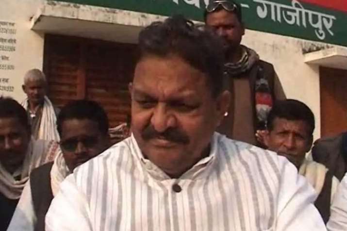 गाजीपुर में अफजाल समर्थकों का हंगामा, लगाया ईवीएम बदलने का आरोप गाजीपुर में अफजाल समर्थकों का हंगामा, लगाया ईवीएम बदलने का आरोप- India TV