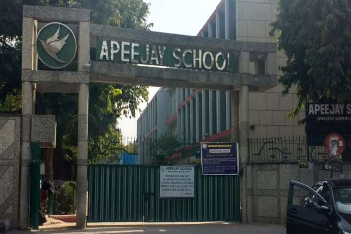 Delhi govt tells APJ school to reimburse Rs 2.09 crore to students Delhi govt tells APJ school to reimburse Rs 2.09 crore to students- India TV