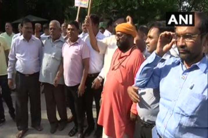 Jagdish Tytler and other Congress leaders and supporters... Jagdish Tytler and other Congress leaders and supporters...- India TV