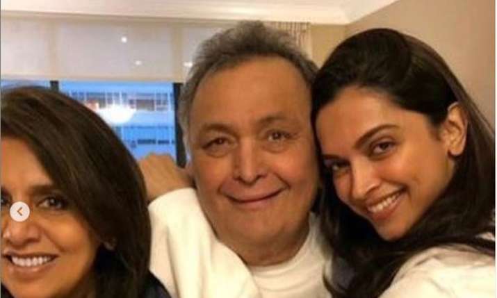Neetu Kapoor gifts bracelet to Deepika Padukone Neetu Kapoor gifts bracelet to Deepika Padukone- India TV