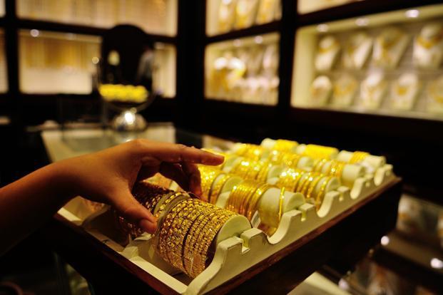 Gold falls Rs 250; silver plunges by Rs 825 Gold falls Rs 250; silver plunges by Rs 825- India TV Paisa