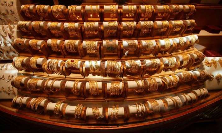 Gold climbs Rs 200 on jewellers buying, silver also firms up Gold climbs Rs 200 on jewellers buying, silver also firms up- India TV Paisa
