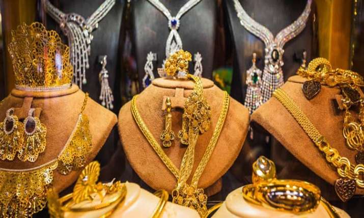 Gold gains Rs 100 on jewellers' buying Gold gains Rs 100 on jewellers' buying- India TV Paisa