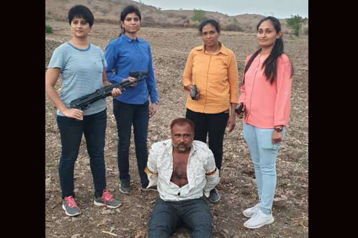 चार महिला एटीएस ने... चार महिला एटीएस ने...- India TV