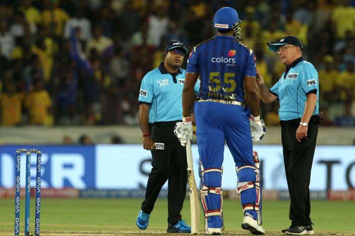 IPL 2019 Final: फाइनल मैच में वाइड गेंद को लेकर हुआ विवाद, अंपायरों ने लगाई पोलार्ड को फटकार IPL 2019 Final: फाइनल मैच में वाइड गेंद को लेकर हुआ विवाद, अंपायरों ने लगाई पोलार्ड को फटकार- India TV