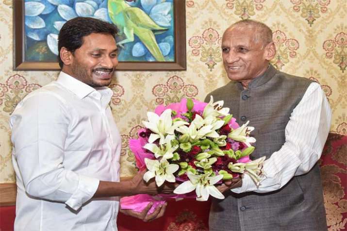 Jagan Reddy meets Guv, stakes claim to form govt in Andhra Jagan Reddy meets Guv, stakes claim to form govt in Andhra- India TV