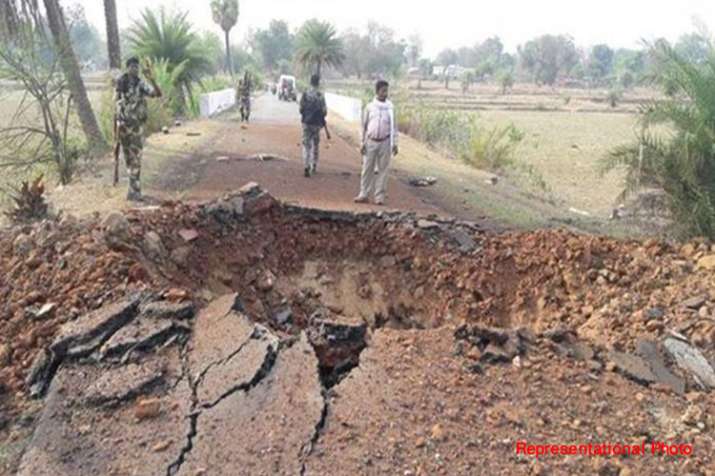 झारखंड के सारयकेला में आईईडी धमाका, 11 जवान ज़ख्मी झारखंड के सारयकेला में आईईडी धमाका, 11 जवान ज़ख्मी- India TV