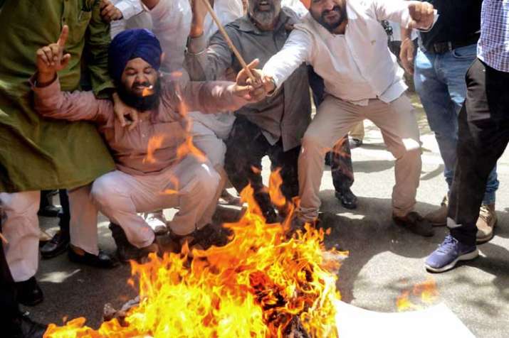 BJP workers burn effigy of Pitroda for 'hua to hua'... BJP workers burn effigy of Pitroda for 'hua to hua'...- India TV