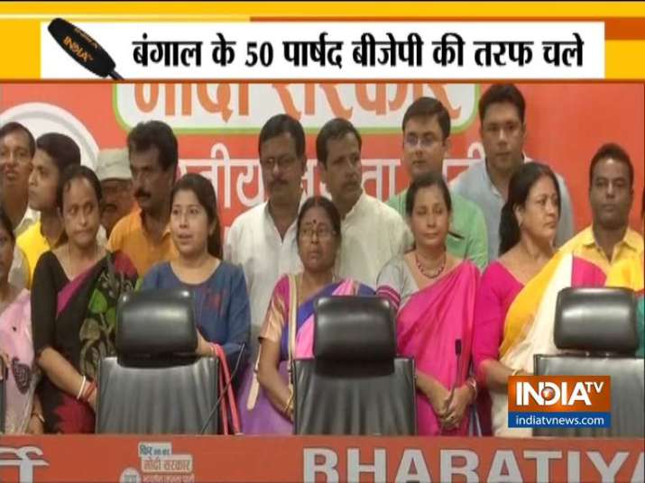 बंगाल के 3 विधायक और 50 पार्षद BJP में शामिल, TMC को बड़ा झटका बंगाल के 3 विधायक और 50 पार्षद BJP में शामिल, TMC को बड़ा झटका- India TV