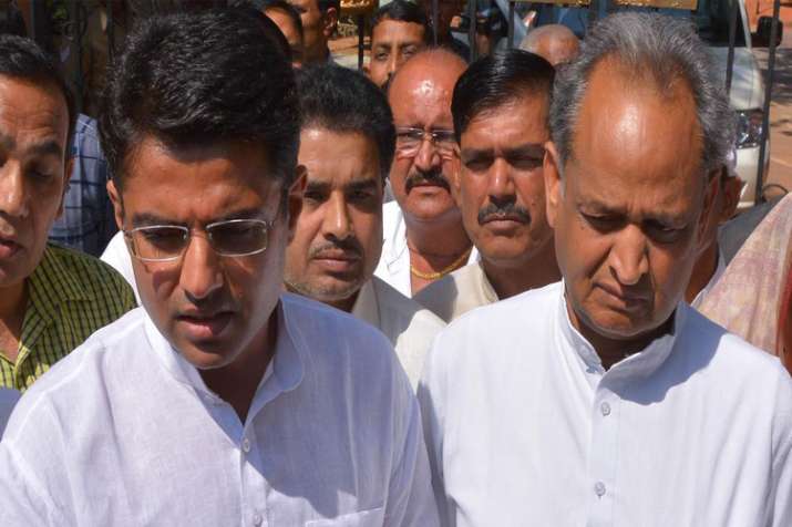 ‘एक नेता जमीन से जुड़ा है, दूसरा हाईफाई है जो ग्रामीण इलाकों में भी अंग्रेजी में बोलता है’ ‘एक नेता जमीन से जुड़ा है, दूसरा हाईफाई है जो ग्रामीण इलाकों में भी अंग्रेजी में बोलता है’- India TV