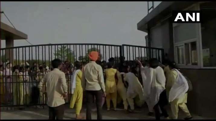 पंजाब के बठिंडा में वार्डन ने सिर्फ इस बात के लिए जबरन उतरवा दिए छात्राओं के कपड़े, मचा बवाल पंजाब के बठिंडा में वार्डन ने सिर्फ इस बात के लिए जबरन उतरवा दिए छात्राओं के कपड़े, मचा बवाल- India TV