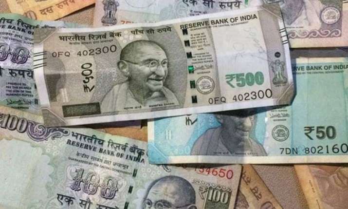 Rupee darts up 19 paise to 69.37 vs USD on easing crude prices Rupee darts up 19 paise to 69.37 vs USD on easing crude prices- India TV Paisa