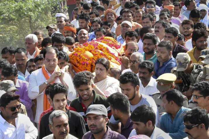 BJP MP Smriti Irani shoulders to the mortal remains of... BJP MP Smriti Irani shoulders to the mortal remains of...- India TV