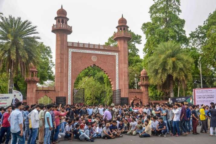 योग दिवस के विरोध में अलीगढ़ मुस्लिम यूनिवर्सिटी, लगाया मजहब थोपने की कोशिश का आरोप योग दिवस के विरोध में अलीगढ़ मुस्लिम यूनिवर्सिटी, लगाया मजहब थोपने की कोशिश का आरोप- India TV