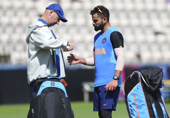 World Cup 2019: विराट कोहली के अंगूठे में लगी चोट ज्यादा गंभीर नहीं, अफ्रीका के खिलाफ खेलना तय World Cup 2019: विराट कोहली के अंगूठे में लगी चोट ज्यादा गंभीर नहीं, अफ्रीका के खिलाफ खेलना तय- India TV