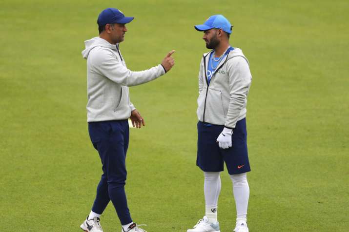 धोनी के संन्यास की अटकलों के बीच बोले एमएसके प्रसाद- सभी तीनों प्रारूपों में युवा पंत को करेंगे तैया धोनी के संन्यास की अटकलों के बीच बोले एमएसके प्रसाद- सभी तीनों प्रारूपों में युवा पंत को करेंगे तैया- India TV