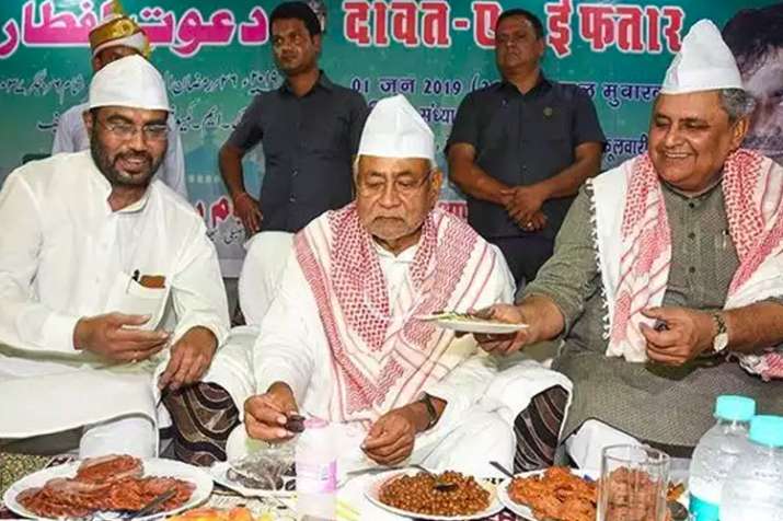 फिर साथ आएंगे लालू-नीतीश? जेडीयू-बीजेपी के रिश्तों को लेकर कयासों का दौर जारी फिर साथ आएंगे लालू-नीतीश? जेडीयू-बीजेपी के रिश्तों को लेकर कयासों का दौर जारी- India TV