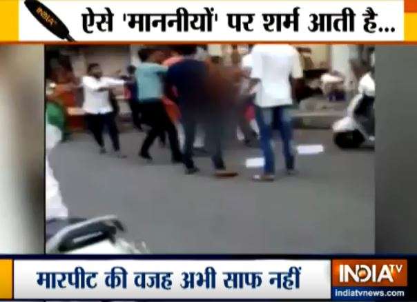 BJP's Naroda MLA Balram Thawani kicks NCP leader Nitu Tejwani BJP's Naroda MLA Balram Thawani kicks NCP leader Nitu Tejwani - India TV