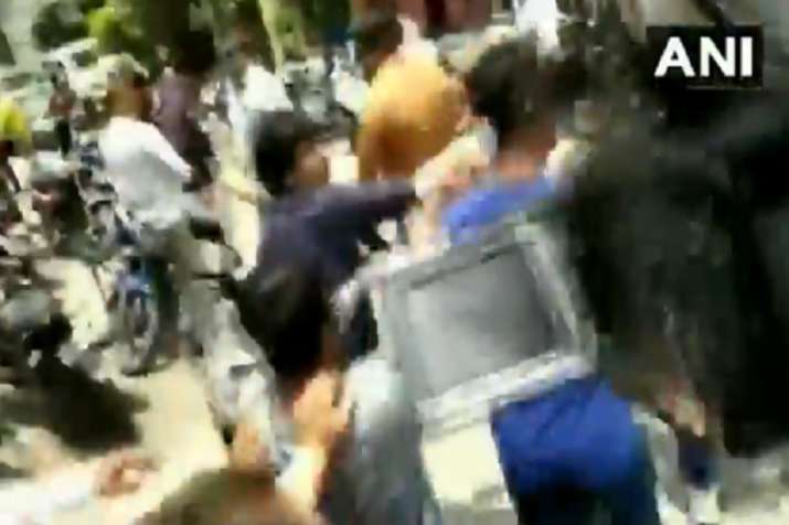 bjp leader kailash vijayvargiyas son mla akash vijayvargiya beaten thrashes municipal corporation of bjp leader kailash vijayvargiyas son mla akash vijayvargiya beaten thrashes municipal corporation of- India TV