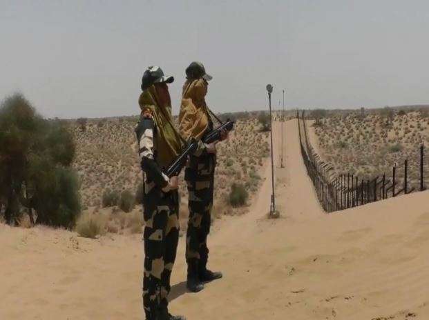 BSF personals patrolling at Indo Pak Border in Jaisalmer despite temperature rises above 50 degree BSF personals patrolling at Indo Pak Border in Jaisalmer despite temperature rises above 50 degree - India TV