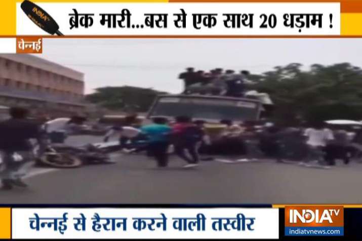 VIDEO: ब्रेक लगाते ही अचानक बस के सामने गिरे 20 से ज्यादा बच्चे VIDEO: ब्रेक लगाते ही अचानक बस के सामने गिरे 20 से ज्यादा बच्चे- India TV