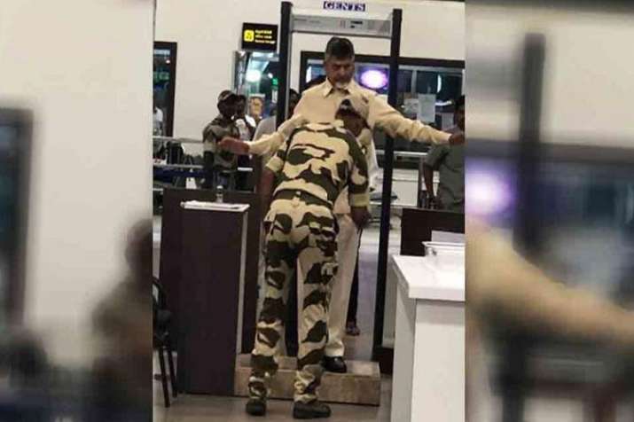 विजयवाड़ा हवाईअड्डे पर ली गई चंद्रबाबू नायडू की तलाशी, नाराज टीडीपी ने दिया ये बड़ा बयान विजयवाड़ा हवाईअड्डे पर ली गई चंद्रबाबू नायडू की तलाशी, नाराज टीडीपी ने दिया ये बड़ा बयान- India TV