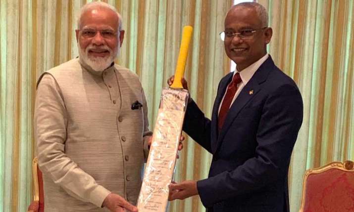 मोदी ने क्रिकेट कूटनीति के तहत मालदीव के राष्ट्रपति सोलिह को बल्ला भेंट किया मोदी ने क्रिकेट कूटनीति के तहत मालदीव के राष्ट्रपति सोलिह को बल्ला भेंट किया - India TV