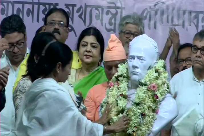 Mamata Banerjee garlands the bust of Ishwar Chandra Vidyasagar in Kolkata. Mamata Banerjee garlands the bust of Ishwar Chandra Vidyasagar in Kolkata.- India TV