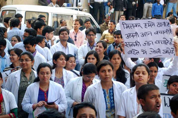 बंगाल की लड़ाई पूरे देश में फैली, कोलकाता में 80 डॉक्टरों का सामूहिक इस्तीफा बंगाल की लड़ाई पूरे देश में फैली, कोलकाता में 80 डॉक्टरों का सामूहिक इस्तीफा- India TV