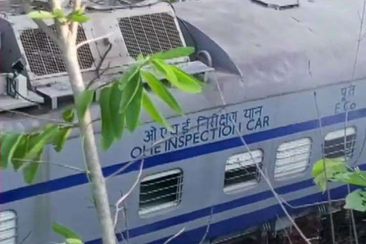 Fire engulfs Howrah-Jagdalpur Samaleswari Express after it hits Tower Car; 3 dead Fire engulfs Howrah-Jagdalpur Samaleswari Express after it hits Tower Car; 3 dead- India TV