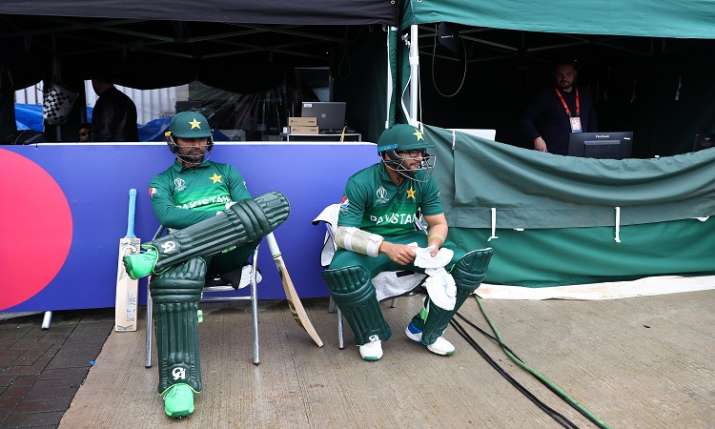 World Cup 2019: हार के बाद मुंह... World Cup 2019: हार के बाद मुंह...- India TV