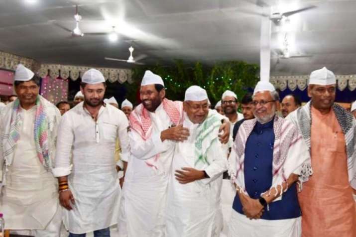 सियासी इफ्तार पर गिरिराज का तंज, कहा-नवरात्रि में फलाहार क्यों नहीं? सियासी इफ्तार पर गिरिराज का तंज, कहा-नवरात्रि में फलाहार क्यों नहीं?- India TV