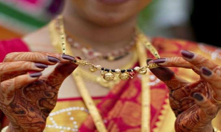 Gold plunges Rs 300 on weak global cues, muted demand Gold plunges Rs 300 on weak global cues, muted demand- India TV Paisa