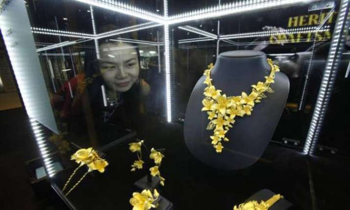Gold climbs Rs 180 on buying by jewellers despite weak global trend Gold climbs Rs 180 on buying by jewellers despite weak global trend- India TV Paisa