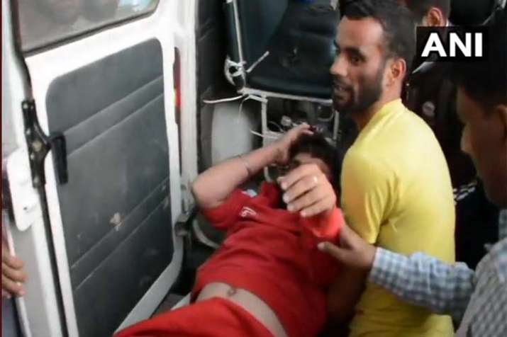 Two dead, 6 injured as raft capsizes in J-K's Pahalgam Two dead, 6 injured as raft capsizes in J-K's Pahalgam- India TV