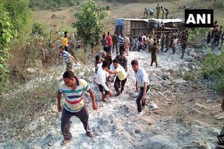 झारखंड के गढ़वा में खाई में गिरी बस, 6 की मौत व 39 घायल झारखंड के गढ़वा में खाई में गिरी बस, 6 की मौत व 39 घायल- India TV